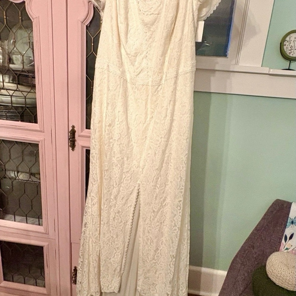 New With Tags Galina Woman Size 22W Lace Wedding Dress Front Slit w/cap Sleeves